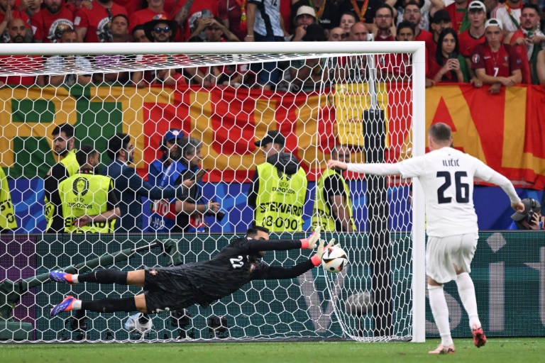Le gardien portugais Diogo Costa a repoussé les trois tirs au but de la Slovénie lundi soir en huitième de finale de l'Euro-2024