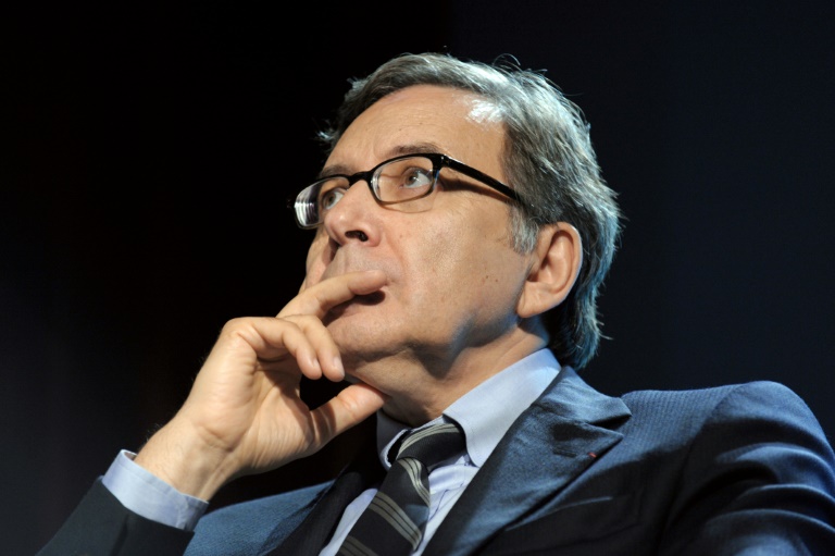 Nonce Paolini, président de TF1, écoute lors d'une réunion d'été du Syndicat national de la publicité télévisée à Paris le 25 juin 2012