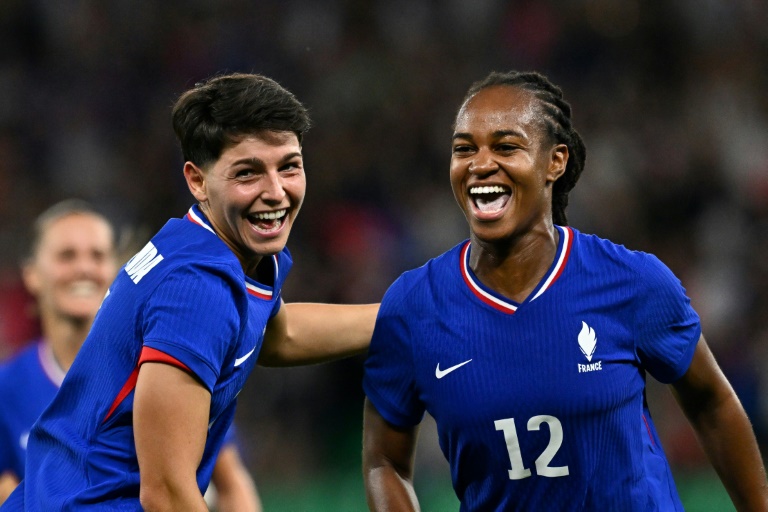 Les Françaises Marie-Antoinette Katoto (d) et Elisa De Almeida contre le Canada, le 28 juillet 2024 à Saint-Etienne