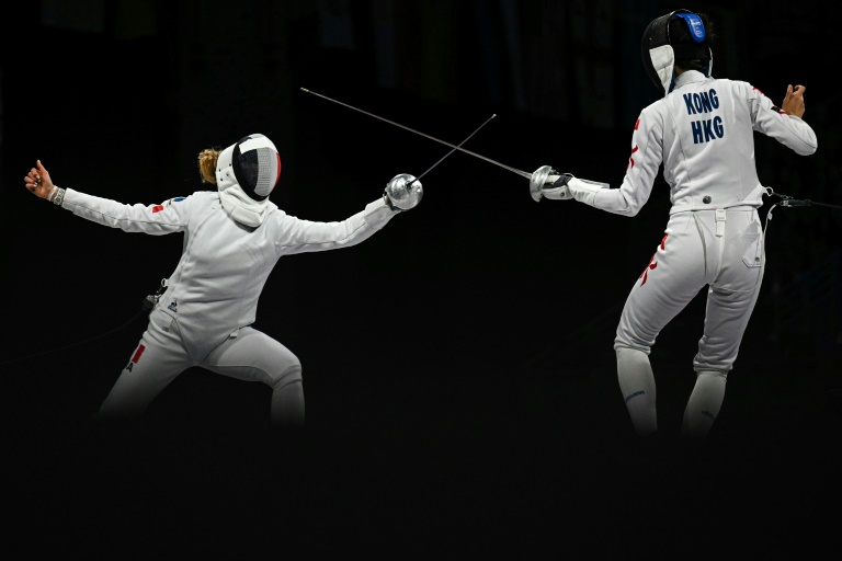 La française Auriane Mallo-Breton (à gauche) face à la Hongkongaise Vivian Kong Man Wai en finale de l'épée aux JO-2024, le 27 juillet 2024 à Paris