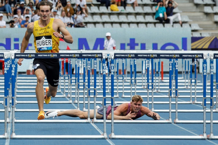 Le décathlonien Kevin Mayer abattu après avoir chuté lors du 110 m haies du Meeting de Paris au stade Charléty de Paris le 7 juillet 2024