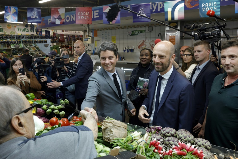 Le Premier ministre Gabriel Attal (au centre) et le ministre de la Fonction publique Stanislas Guerini (à sa gauche) dans le 17e arrondissement de Paris le 2 juillet 2024