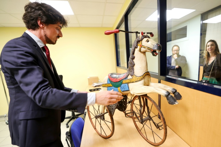 Baptiste Portay, commissaire-priseur, évalue un tricycle en forme de cheval de bois pour proposer un prix à son propriétaire,, le 16 juillet 2024 au Crédit Municipal de Lille, dans le Nord