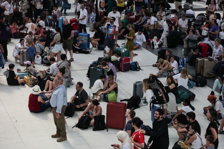 Des passagers en attente de train gare de Lyon à Paris, le 31 juillet 2024