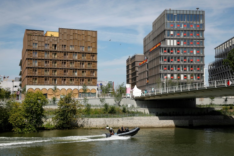 Des policiers de la Compagnie Républicaine de Sécurité (CRS) patrouillent en bateau près du village olympique, le 18 juillet 2024 à Saint-Denis, au nord de Paris