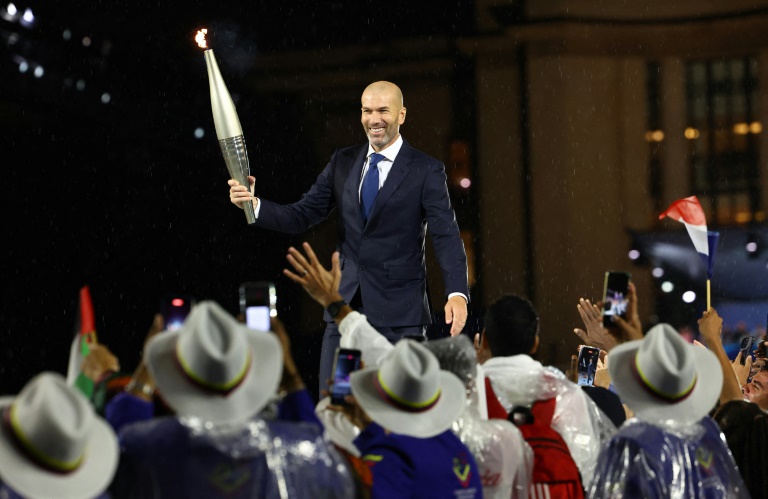 Zinédine Zidane porte la flamme olympique lors de la cérémonie d'ouverture des Jeux olympiques, le 26 juillet 2024 à Paris