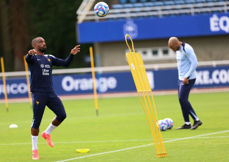 L'attaquant de l'équipe de France olympique de football, Alexandre Lacazette et le sélectionneur Thierry Henry, lors d'un entraînement, le 17 juillet 2024 à Clairefontaine