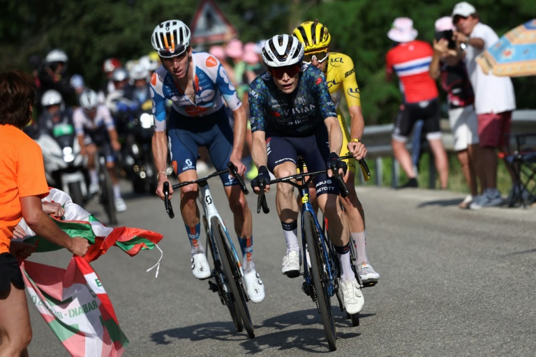 (de gauche à droite) Le coureur français Romain Bardet, le Danois Jonas Vingegaard et le Slovène Tadej Pogacar, lors de la 20e étape du Tour de France, entre Nice et le Col de la Couillole, le 20 juillet 2024