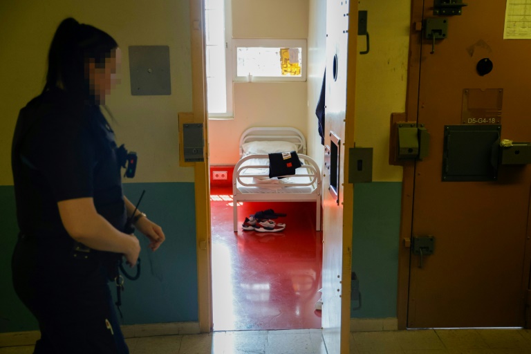 Une surveillante dans un couloir de l'Unité pour détenus violents à la prison de Fleury-Mérogis, le 21 juin 2023 en Essonne