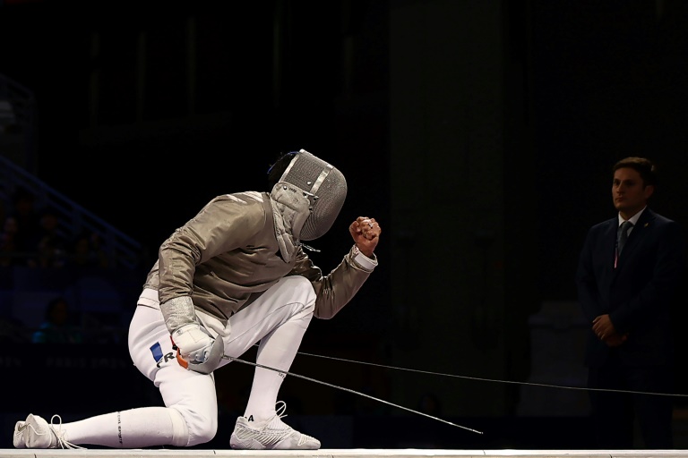 Le Français Maxime Pianfetti contre l'Iranien Ali Pakdaman pour la médaille de bronze du sabre par équipes, le 31 juillet 2024 au Grand Palais à Paris