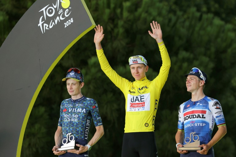 Le coureur slovène T, le Danois Jonas Vingegaard (à gauche) et le Belge Remco Evenepoel (à droite) sur le podium final après la 21e et dernière étape du Tour de France, à Nice le 21 juillet 2024