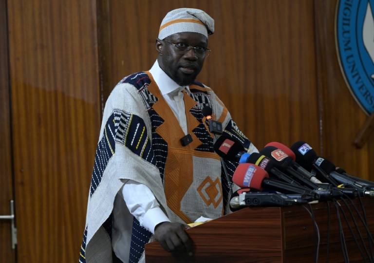 Le Premier ministre sénégalais Ousmane Sonko prononce un discours lors d'une conférence à l'université Cheikh Anta Diop de Dakar, le 16 mai 2024