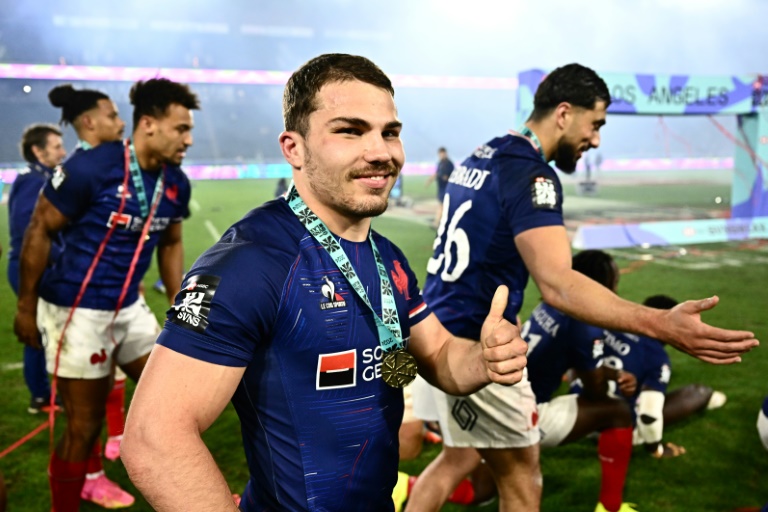 Antoine Dupont célèbre la victoire des Bleus au tournoi de Los Angeles, le 3 mars 2024