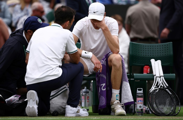 Jannik Sinner pris en charge par un médecin lors de son match contre Daniil Medvedev à Wimbledon, le 9 juillet 2024