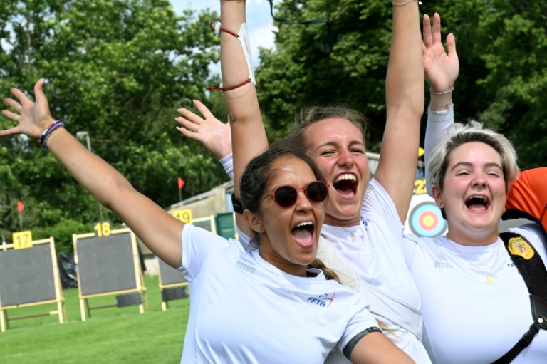 Les archères françaises Audrey Adiceom (g), Lisa Barbelin (c) et Caroline Lopez, aux Mondiaux de Berlin, le 2 août 2023