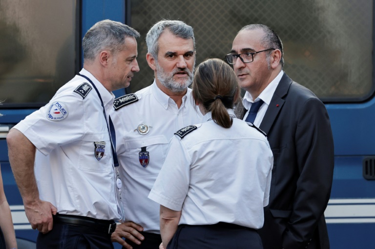 Le préfet de police de Paris Laurent Nunez (D) discute avec le directeur de l'Ordre Public et de la Circulation (DOPC) Jérôme Foucaud (2eG) le 18 juillet 2024 à Paris