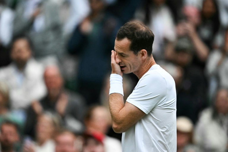 Andy Murray en larmes lors d'un discours d'adieu à Wimbledon après son match de double perdu avec son frère sur le Centre Court, le 4 juillet 2024 à Londres