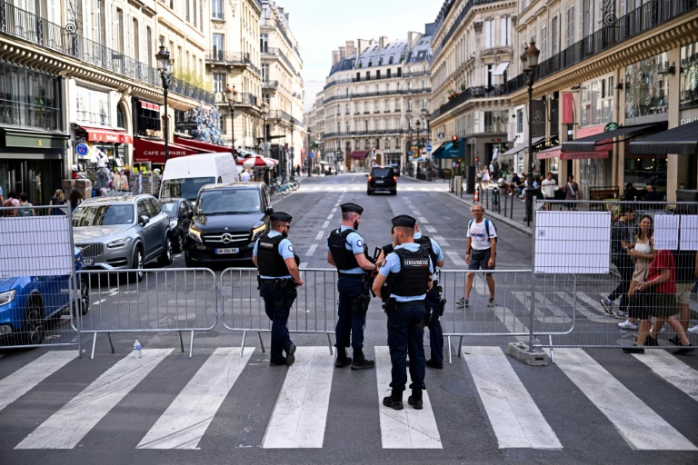 Des policiers montent la garde dans la rue de Rivoli en amont des Jeux olympiques de Paris, le 20 juillet 2024 à Paris