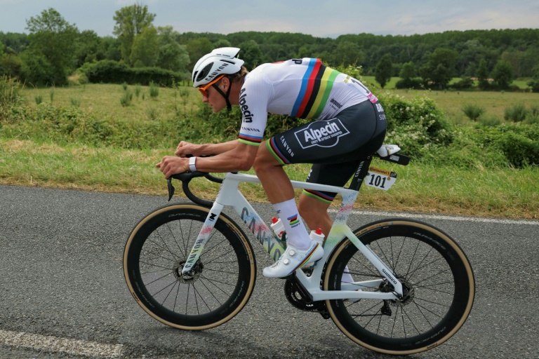 Le Néerlandais de l'équipe Alpecin-Deceuninck Mathieu van der Poel pendant la 10e étape du Tour de France entre Orléans et Saint-Amand-Montrond, en France, le 9 juillet 2024