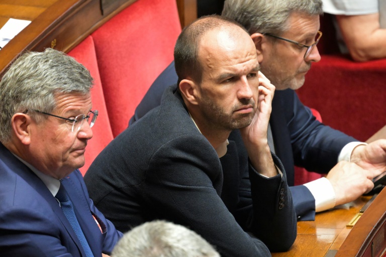 Le député et coordinateur de LFI Manuel Bompard (C) à l'Assemblée nationale le 18 juillet 2024 à Paris