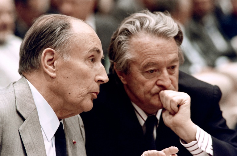 Le président François Mitterrand et le ministère des Affaires étrangères Roland Dumas le 29 mai 1989 avant un sommet de l'Otan à Bruxelles.