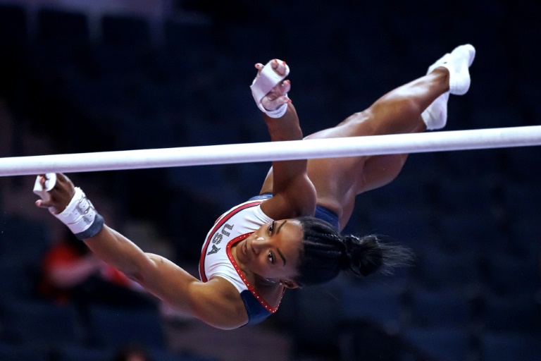 La gymnaste Simone Biles aux barres asymétriques lors des sélections américaines pour les JO-2024, le 30 juin 2024 à Minneapolis (Minnesota)