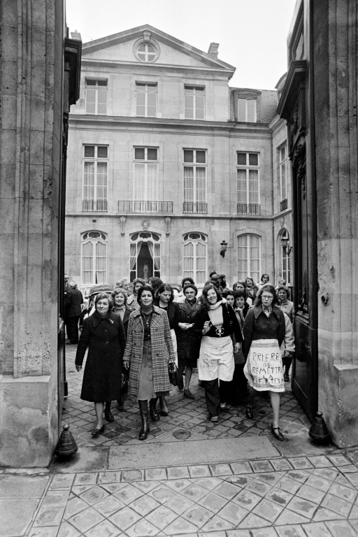 Des employées de l'entreprise Grandin, alors en plein conflit social, sortent du secrétariat à la Condition féminine, le 18 février 1975, après avoir été reçues par Françoise Giroud