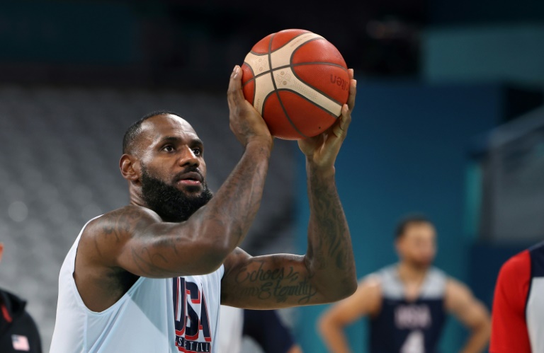 La star du basket américain LeBron James à l'entraînement, le 24 juillet 2024 au stade Pierre-Mauroy de Villeneuve-d'Ascq