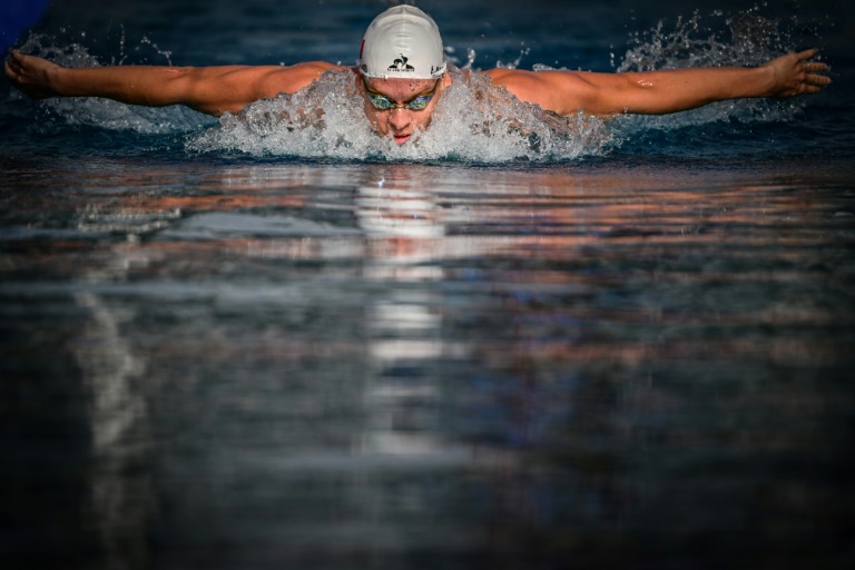 Le nageur français Léon Marchand prend part à un entrainement de l'équipe de France à Bellerive-sur-Allier près de Vichy, le 17 juillet 2024