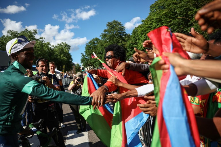 Des supporters félicitent le sprinteur érythréen Biniam Girmay après la 6e étape du Tour de France, à Dijon, le 4 juillet 2024