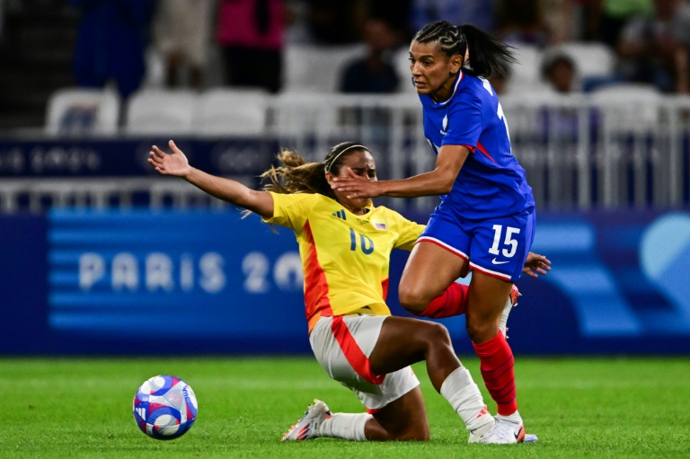 La Française Kenza Dali (d) taclée par la Colombienne Leicy Santos, le 25 juillet 2024 à Lyon