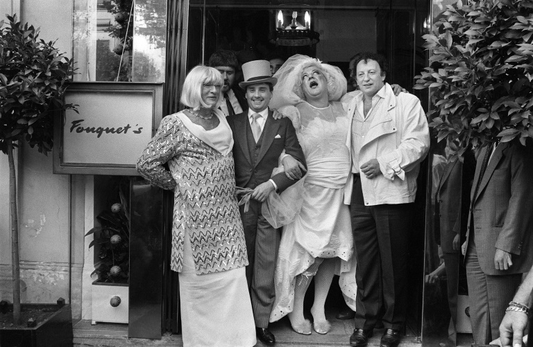 (GàD) Le producteur français Paul Lederman, Coluche et Thierry Le Luron lors d'une vraie-fausse cérémonie de mariage, le 25 septembre 1985 à Paris