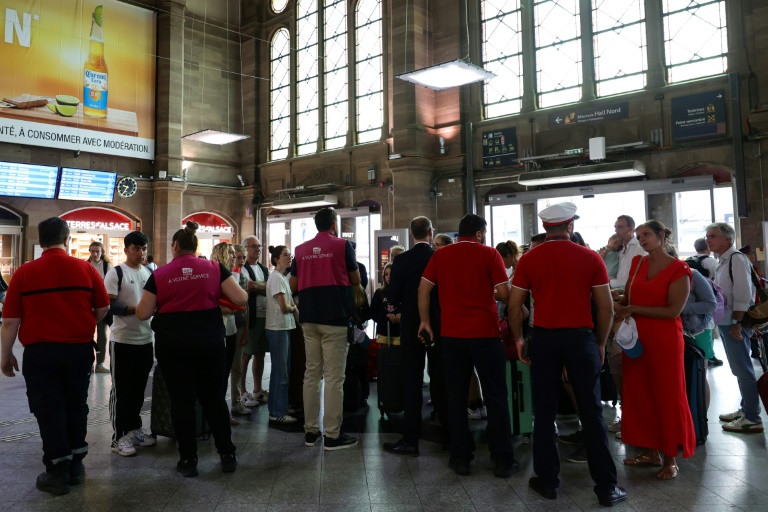 Des agents de la SNCF parlent avec des passagers en gare de Strasbourg, le 26 juillet 2024, après l’annonce d’actes de sabotage contre le réseau TGV