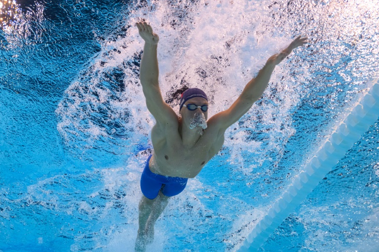 Léon Marchand lors de sa qualification pour la finale olympique du 400 m quatre nages, le 28 juillet 2024 à La Défense Arena