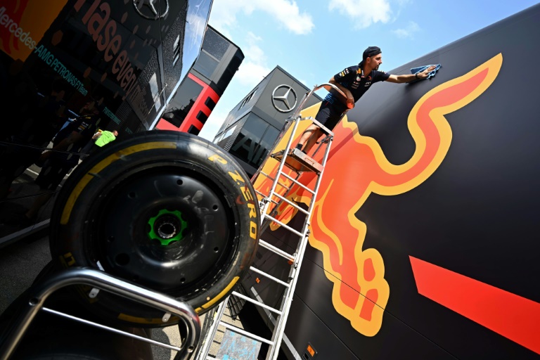 Un membre de l'écurie de Formule 1 Red Bull Racing nettoie le camion de l'équipe avant le Grand Prix de Hongrie sur le circuit du Hungaroring le 17 juillet 2024.