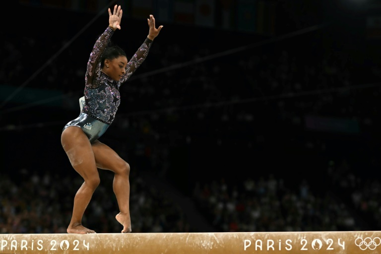 L'Américaine Simone Biles à la poutre, lors des qualifications de la gymnastique, aux Jeux olympiques de Paris, le 28 juillet 2024