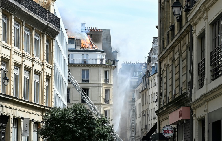 Le toit en feu d'un immeuble d'habitation dans le 2e arrondissement de Paris, le 20 juillet 2024