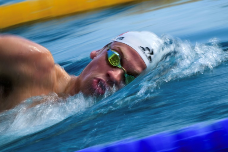 Le nageur français Léon Marchand s'entraîne à Bellerive-sur-Allier, près de Vichy, le 17 juillet 2024