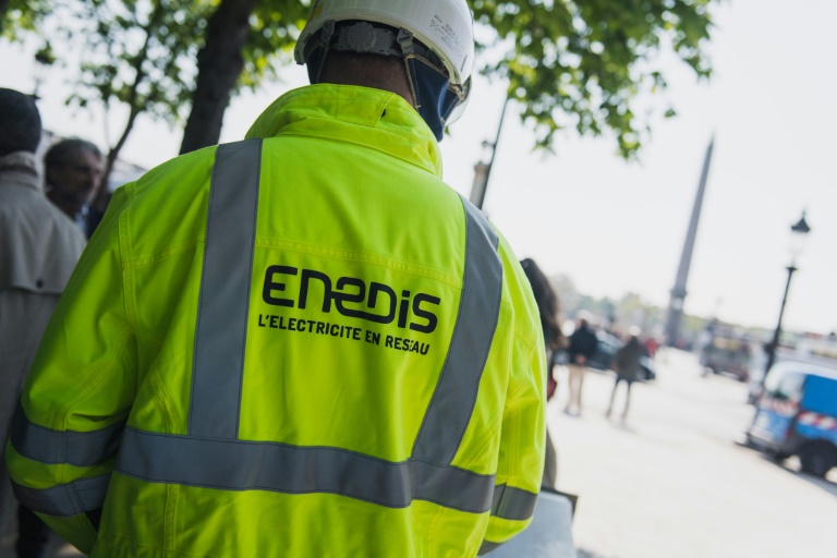 Un salarié d'Enedis lors de l'installation d'équipements électriques place de la Concorde à Paris le 19 avril 2023 en vue des JO-2024