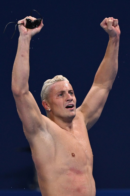 L'Italien Nicolo Martinenghi célèbre sa victoire sur le 100 m brasse aux Jeux olympiques de Paris, à Nanterre, le 28 juillet 2024