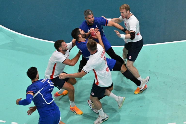 Les Franças Nikola Karabatic (au centre) et Luka Karabatic (en haut) lors du match de poule des JO-2024 contre la Norvège, le 29 juillet 2024 à Paris