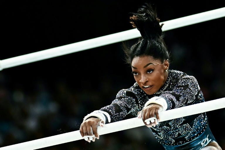 L'Américaine Simone Biles participe à l'épreuve des barres asymétriques lors des qualifications féminines de gymnastique artistique aux JO-2024 à l'Arena Bercy à Paris, le 28 juillet 2024