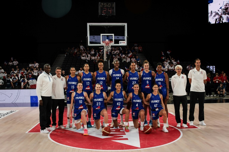 L'équipe de France féminine de basket avant un match contre la Serbie, le 12 juillet 2024 à Décines-Charpieu