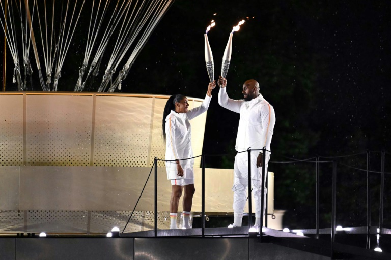 Marie-José Pérec et Teddy Riner allument la vasque olympique aux Tuileries, le 26 juillet 2024 à Paris