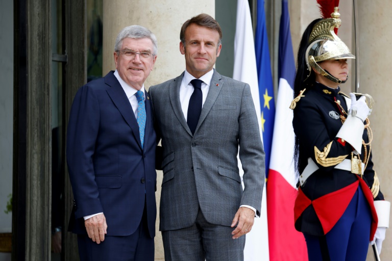 Le président Emmanuel Macron (d) accueille le président du Comité olympique international (CIO) Thomas Bach à l'Elysée, le 16 juillet 2024 à Paris