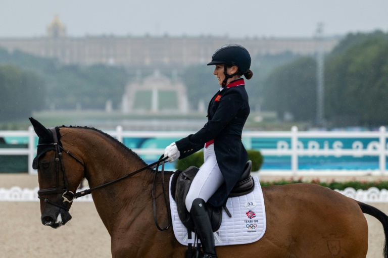 La Britannique Laura Collett dans l'épreuve du saut d'obstacles du concours complet par équipes des JO le 28 juillet 2024 à Versailles