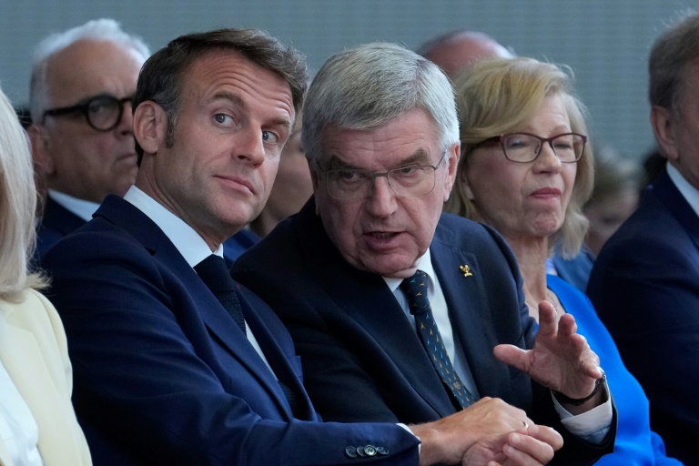 Poignée de mains entre le président français Emmanuel Macron et son homologue du CIO Thomas Bach à Paris le 22, à quelques jours du coup d'envoi des JO