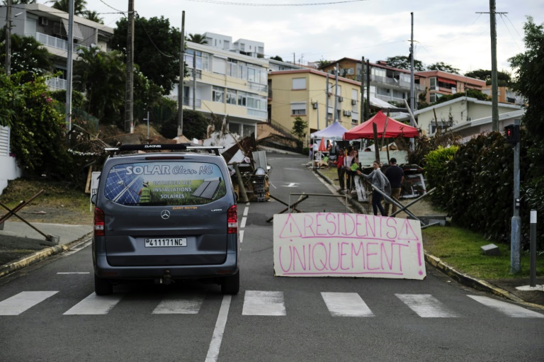 Un véhicule passe un barrage loyaliste à Nouméa, le 29 mai 2024