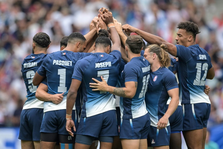 Laes joueurs de l'équipe de France de rugby à VII avant leur match contre les Fidji à Saint-Denis, le 25 juillet 2024