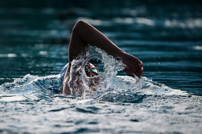 Le nageur français Léon Marchand lors d'un entraînement de l'équipe de France avant les Jeux olympiques, le 17 juillet 2024 près de Vichy